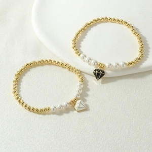 Pulseras minimalistas de cuentas doradas con perlas y colgantes esmaltados en forma de rombo