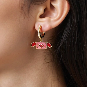 Details von Herz-Umschlag-Ohrringen in Gold mit rosa Glitzer und weißen Zirkonia-Steinen
