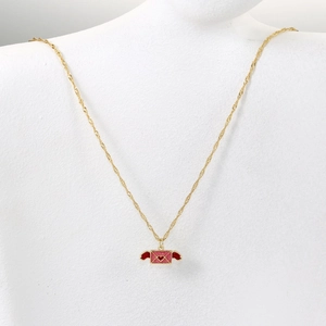 Detailaufnahme der Goldkette mit rosa geflügeltem Briefumschlag-Anhänger und Herzmotiv