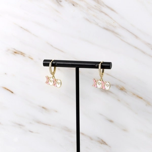 Details von goldenen XOXO-Ohrringen mit rosa Emaille-Herz und Zirkonia-Akzenten