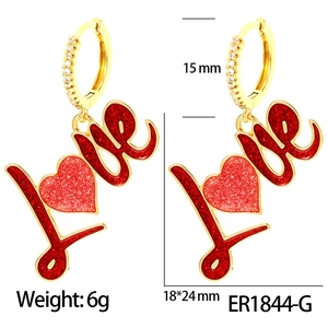 Detailansicht der 18K vergoldeten LOVE-Herzohrringe mit Maßen und Gewichtsinformationen