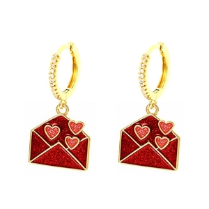 Vergoldete Creolen mit funkelnden roten Umschlägen und Herzanhängern für den Valentinstag