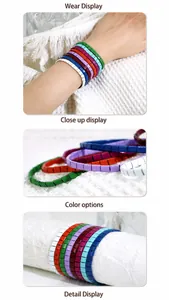 Makroaufnahme bunter Tila-Armbänder mit elastischen Kachelmustern im Boho-Stil