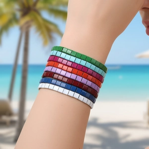 Set mit 8 bunten Tila-Perlenarmbändern mit Emaille-Finish für den sommerlichen Strand-Look
