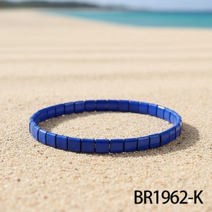 Königsblaues Tila-Armband auf sonnigem Sandstrand mit maritimer Atmosphäre