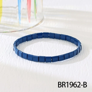 Detailansicht eines dunkelblauen Tila-Perlenarmbands auf einem neutralen weißen Hintergrund