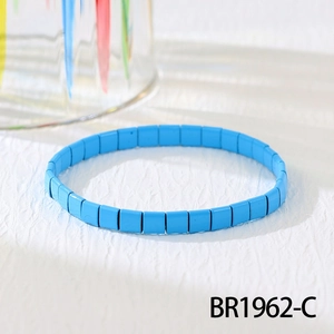 Nahaufnahme eines hellblauen Tila-Perlenarmbands auf strukturiertem Sommermotiv-Hintergrund