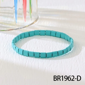Detail eines türkis gewebten Tila-Perlenarmbands im Boho-Stil mit mattem Finish
