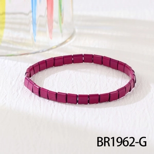 Makroansicht des beerenroten TILA-Perlenarmbands mit matten Fliesenperlen, SKU BR1962-G