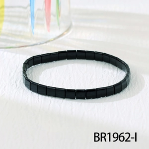 Detail eines minimalistischen schwarzen Tila-Perlenarmbands mit polierten quadratischen Steinen