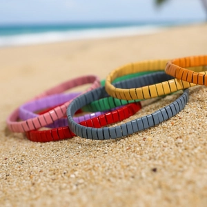 Bracelets extensibles en perles Tila de style bohème sur fond de plage d'été