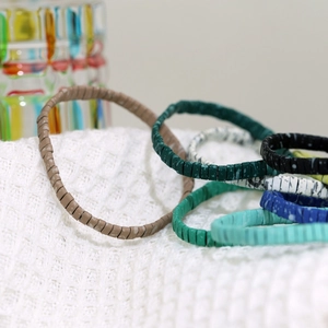 Bohemian Tila kralenarmbandenset in aardetinten op een wafelstructuur achtergrond