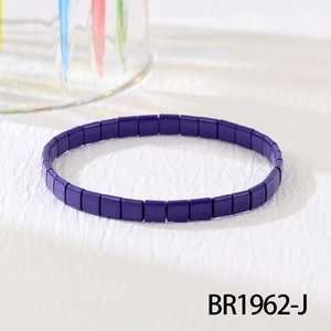 Detailansicht eines lila Tila-Perlenarmbands mit flachen Perlen und elastischem Design