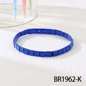 Detailansicht eines dunkelblauen Tila-Armbandes mit glänzenden Emaille-Quadratperlen