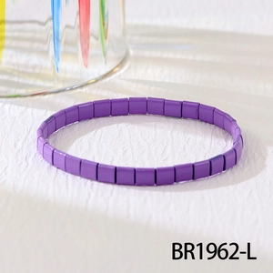 Nahaufnahme des lila Tila-Perlenarmbands im Boho-Stil mit glänzendem Finish zum Stapeln
