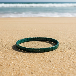 Bracelet Tila bohème vert foncé sur le sable de plage au style de vacances naturel