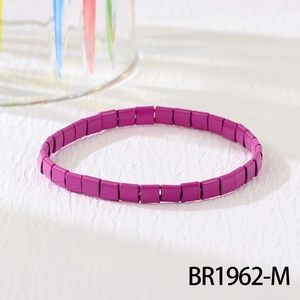 Detailansicht eines lila Tila-Perlenarmbands mit glatten Emaille-Fliesen und elastischem Band