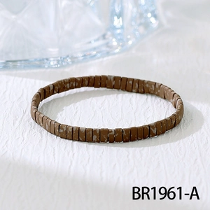 Gedetailleerd overzicht van handgemaakte Tila-kralen met marmertextuur op bruine armband
