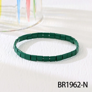 Nahaufnahme eines grünen böhmischen TILA-Perlenarmbands mit matten Rechteckperlen