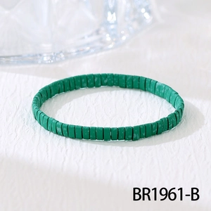 Detail van groene handgemaakte Tila-kralenarmband met matte textuur en elastiek