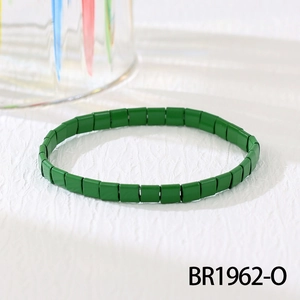 Makroaufnahme eines elastischen Tila-Armbands mit glänzend grünen quadratischen Perlen