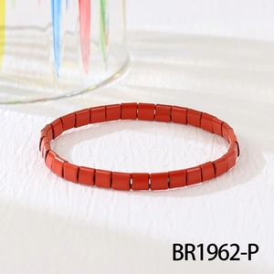 Nahaufnahme eines roten Tila-Perlenarmbands im Boho-Stil mit flachen quadratischen Perlen