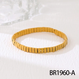 Détail du bracelet élastique en perles Tila jaune vif avec finition émaillée lisse