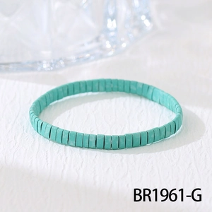 Gedetailleerde close-up van handgemaakte turquoise Tila-kralenarmband met matte afwerking