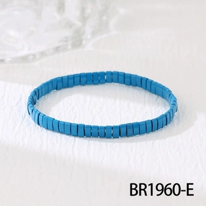 Détail du bracelet élastique en perles Tila bleu ciel montrant le modèle BR1960-E