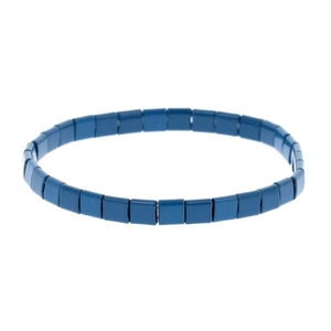 Detail eines dunkelblauen Tila-Perlen-Armbands mit polierter Emaille-Oberfläche