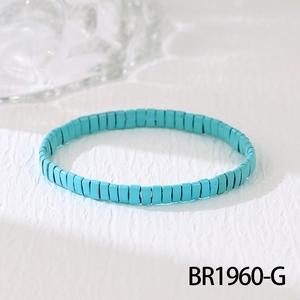 Détail d'un bracelet élastique fait main avec des perles Tila bleu turquoise pur