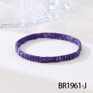 Detailopname van handgemaakte paarse Tila-kralen met spatpatroon op een bohemian armband