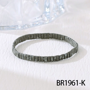 Detail van een bohemian Tila-kralenarmband met grijze marmertextuur en minimalistische stijl