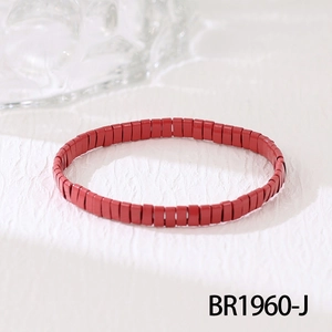 Gros plan d'un bracelet de perles Tila rouge foncé avec pièces rectangulaires en émail