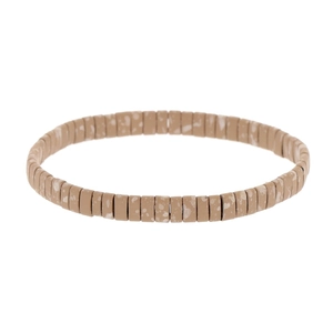 Close-up van een bohemien Tila-kralenarmband met crème marmerpatroon en khaki kralen