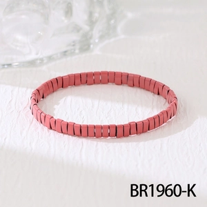 Détail du bracelet en perles Tila roses avec blocs rectangulaires en émail sur élastique