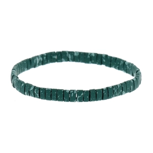 Detailopname van een donkergroene Heishi kralenarmband met witte gespikkelde patronen