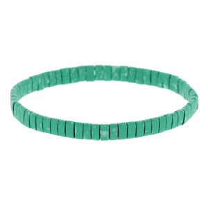 Detailopname van de handgemaakte Tila kralen armband met etnisch patroon in turquoise