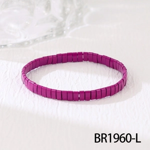 Vue détaillée d'un bracelet extensible en perles Tila bohème violettes sur papier blanc
