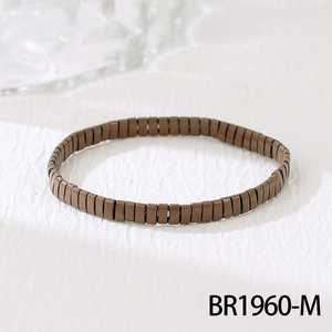 Détail du bracelet en perles Tila marron cacao avec des pièces rectangulaires polies