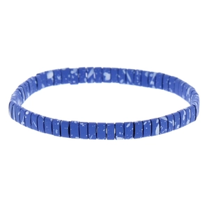 Detail van de Tila-kralenarmband met blauw en wit spatinktpatroon in boho-stijl