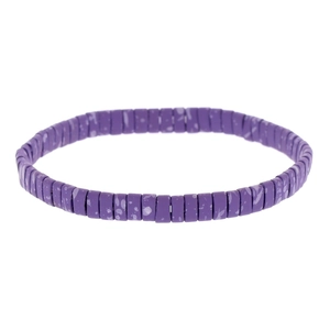 Detail van paarse Tila kralenarmband met wit spetterpatroon op witte achtergrond