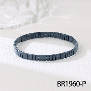 Détail du bracelet en perles Tila gris foncé montrant les perles plates et le style minimal