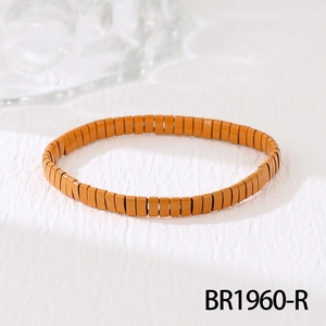 Détail macro du bracelet bohème en perles Tila fini caramel mat et cordon élastique