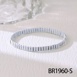 Détail d'un bracelet de perles Tila blanches bohème avec une finition brillante polie