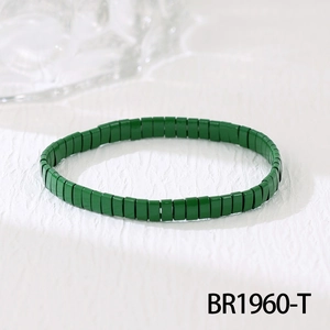 Vue détaillée du bracelet en perles Tila vert foncé montrant la structure élastique