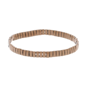 Détail d'un bracelet bohème avec des perles Tila plates marron et une finition en émail lisse