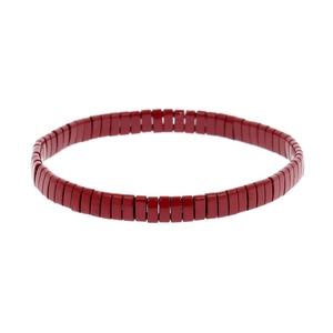 Détail d'un bracelet en perles Tila bordeaux fait main avec finition émaillée polie