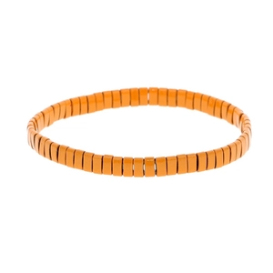 Détail du bracelet élastique en perles Tila orange vif avec des pièces rectangulaires polies