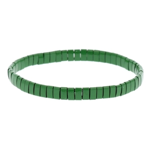 Gros plan détaillé du bracelet vert fait main avec des perles Tila rectangulaires